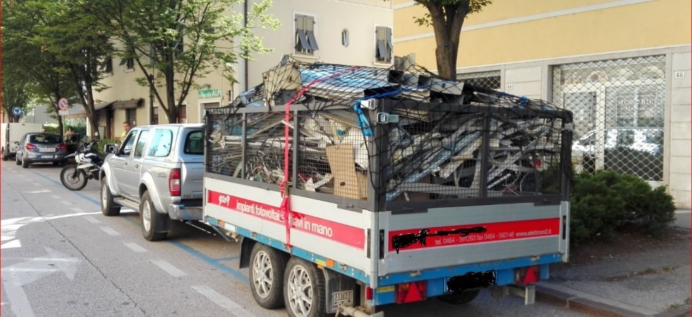Cavi e quadri elettrici, faretti e materiale in pvc, fermato un rimorchio carico di rifiuti